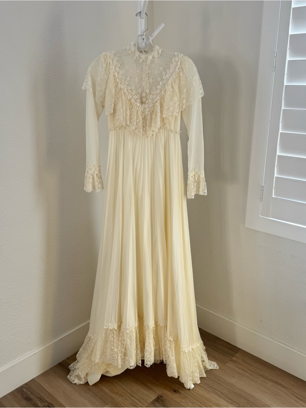 Vintage 1970s ILGWU Cream Ivory Lace Prairie Wedding Dress Size 4